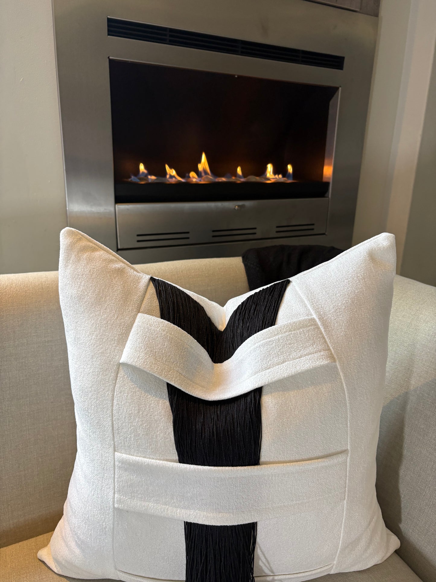 Classic Textured White Scatter with Black Fringe Detail